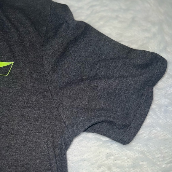 Nike 🥳 2/$15 OR 3/$20 🥳 Grey Sporty Green Athletic Cut Tee - Picture 6 of 6